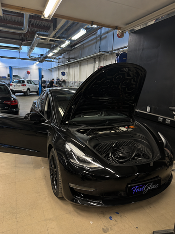 Kuva autohuoltoliikkeestä FastGlass Hämeenlinna